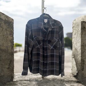 Gap thick mens Blue, grey & Black Plaid Shirt/size large. Can wear as a jacket.